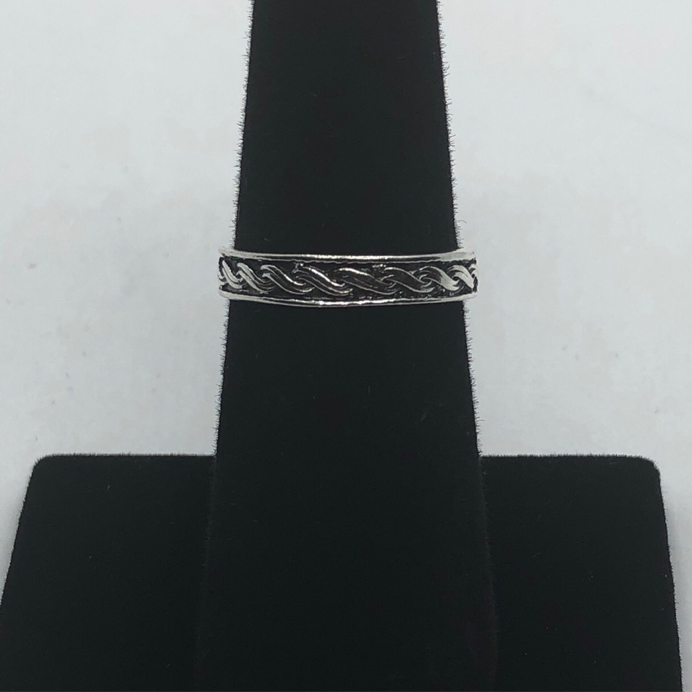 Women silver alloy ring.